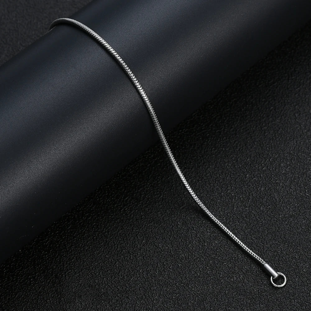Minimalistisches Edelstahlarmband mit Schlangenkettendesign